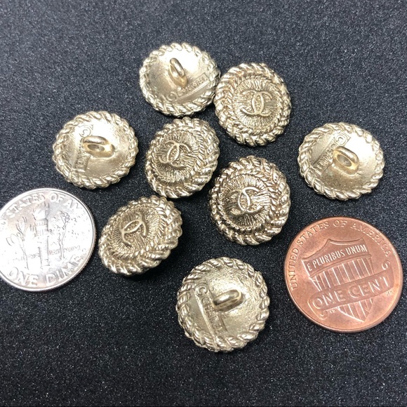 Chanel buttons. - Picture 3 of 4
